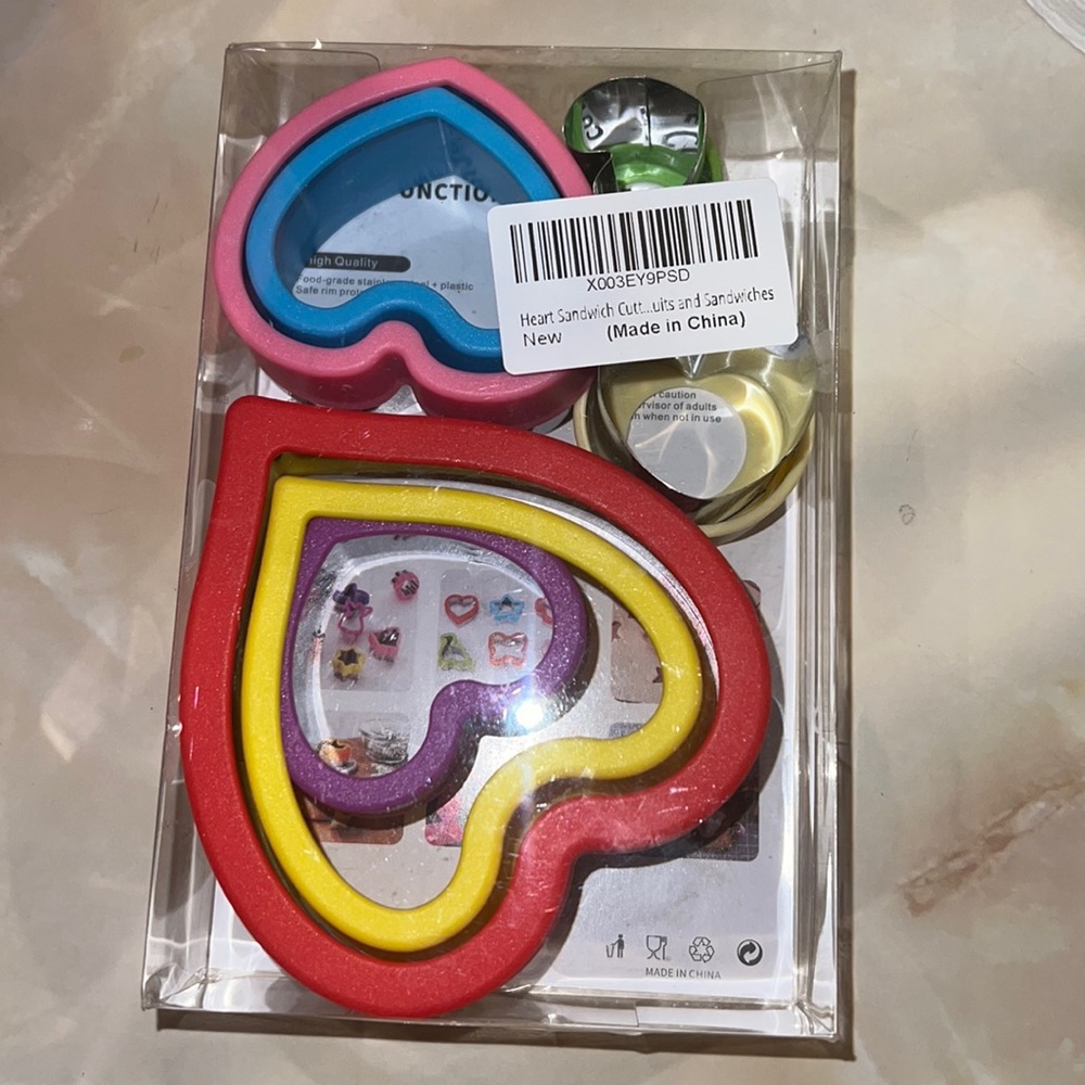 NIB stainless steel 5pc Heart Shaped cutters with 2 seals (5 varies Sizes)